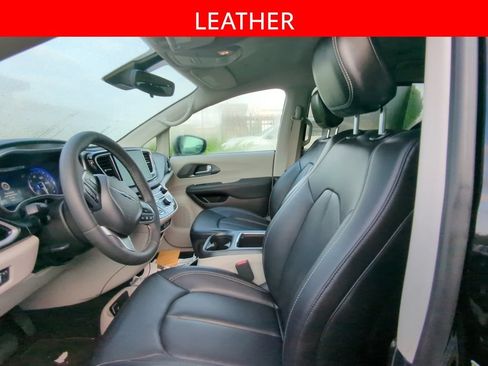 Used 2024 Chrysler Pacifica Touring-L FWD image 5