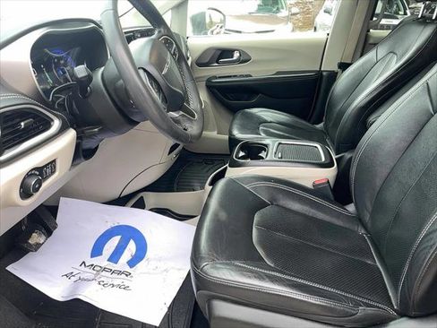 Certified 2022 Chrysler Pacifica Touring-L image 10