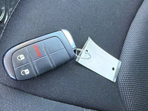 Used 2023 Jeep Renegade Latitude AWD/4WD image 29