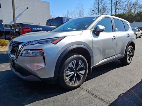 Used 2023 Nissan Rogue SV image 2