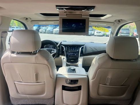 Used 2020 Cadillac Escalade Luxury w/ LPO, Radiant Package AWD/4WD image 21