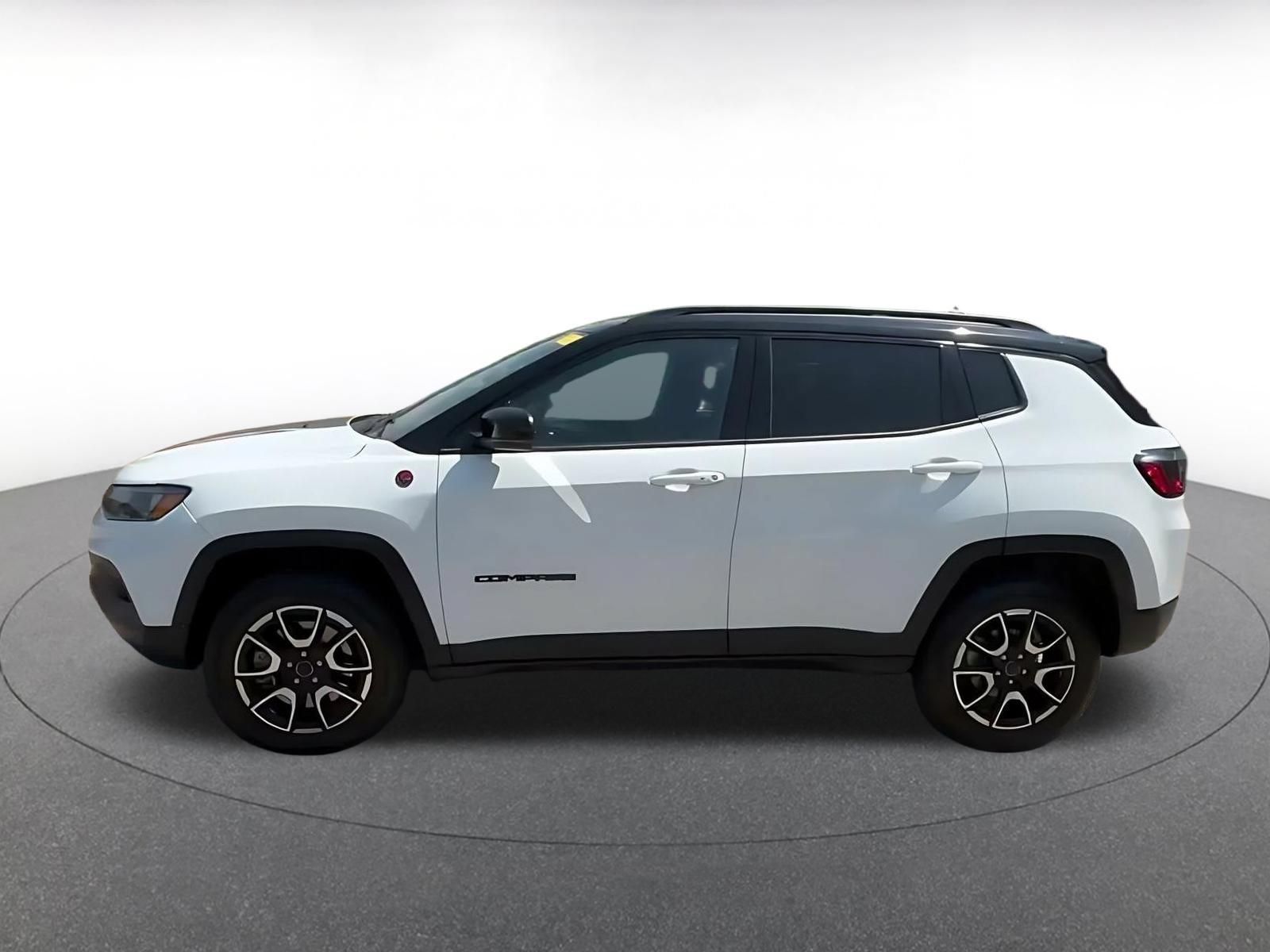 Used 2025 Jeep Compass Trailhawk AWD/4WD image 8