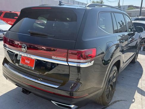 Used 2024 Volkswagen Atlas SE w/ Panoramic Sunroof Package FWD image 8
