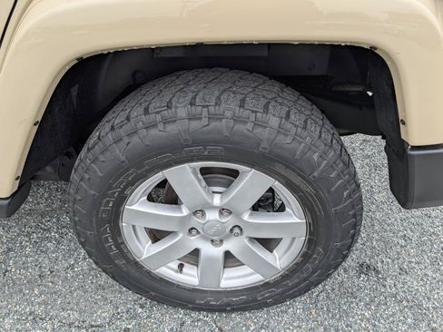 Used 2012 Jeep Wrangler Unlimited Sahara AWD/4WD image 10