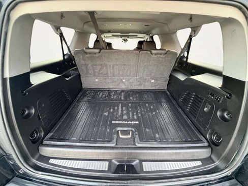 Used 2019 Cadillac Escalade ESV Luxury AWD/4WD image 6