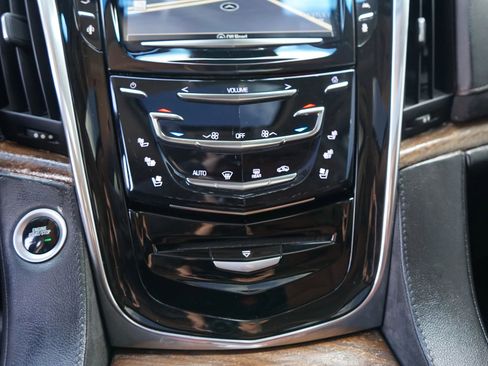 Used 2016 Cadillac Escalade Luxury image 30