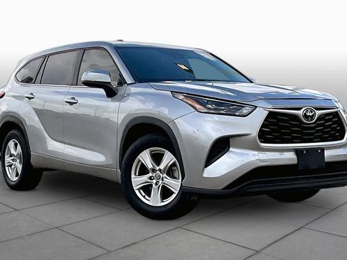 Used 2023 Toyota Highlander L FWD image 3