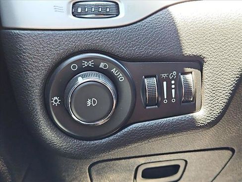 Used 2018 Jeep Cherokee Latitude Plus w/ Cold Weather Group AWD/4WD image 16