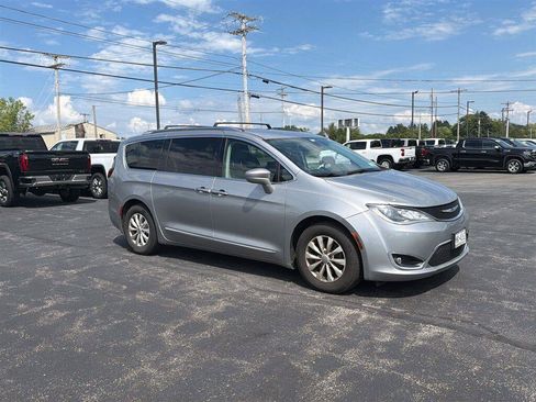 Used 2018 Chrysler Pacifica Touring-L FWD image 2