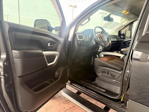 Used 2019 Nissan Titan SV w/ SV Convenience Package image 27