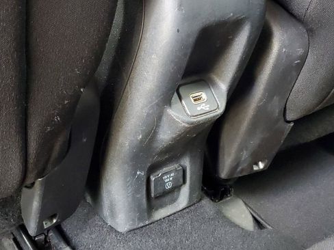 Used 2018 Jeep Renegade Latitude w/ Popular Equipment Group FWD image 29