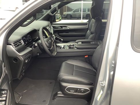 New 2026 Jeep Grand Wagoneer Limited w/ 8-Passenger Seating Package AWD/4WD image 11
