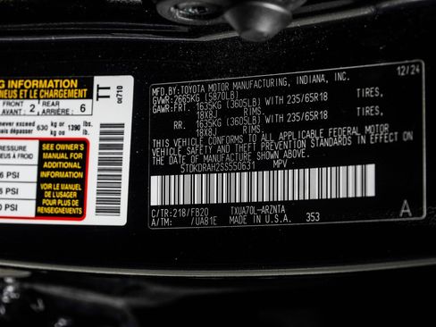 Used 2025 Toyota Highlander LE FWD image 40