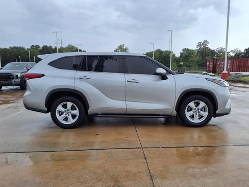Used 2022 Toyota Highlander L FWD image 5