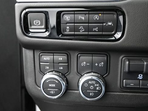 Used 2025 GMC Yukon XL Denali AWD/4WD image 14