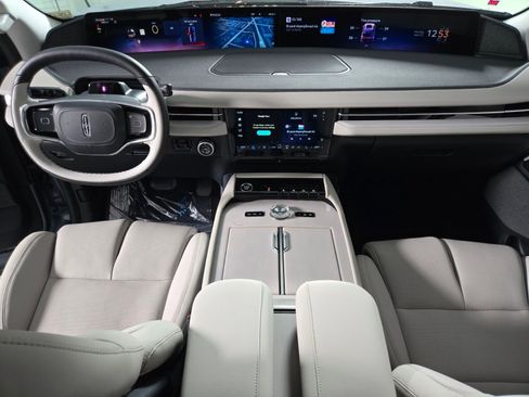 New 2026 Lincoln Navigator L Reserve AWD/4WD image 16