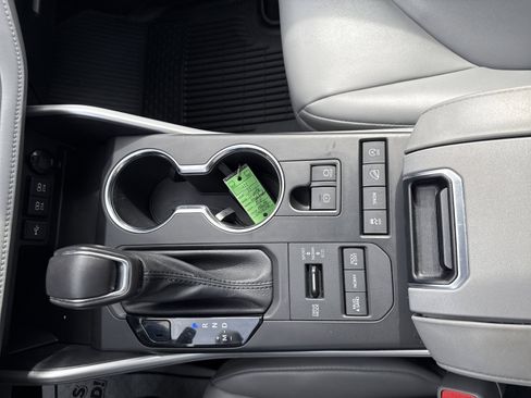 Used 2021 Toyota Highlander XLE image 22