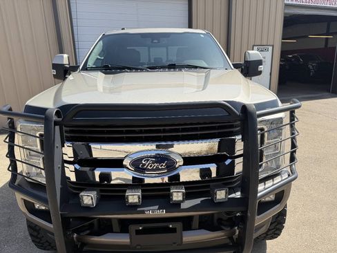 Used 2018 Ford F250 King Ranch w/ FX4 Off-Road Package AWD/4WD image 11