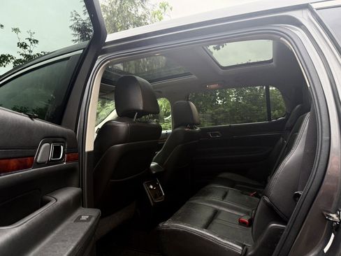Used 2010 Lincoln MKT AWD image 19
