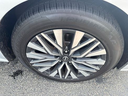 Used 2024 Nissan Altima 2.5 SV FWD image 12
