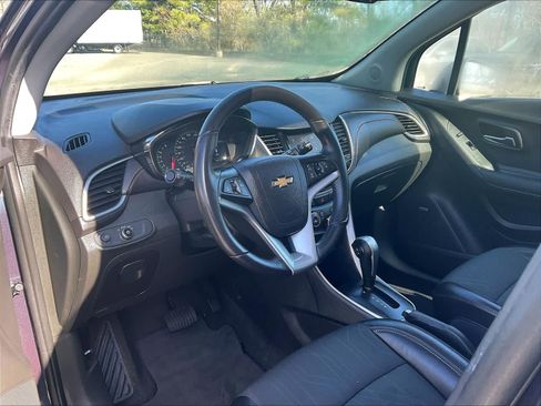 Used 2019 Chevrolet Trax LT w/ Sun & Sound Package image 7
