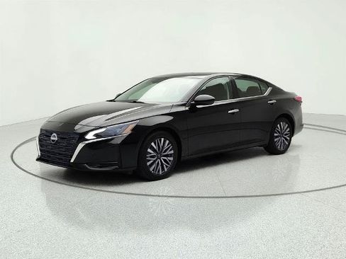 Used 2025 Nissan Altima 2.5 SV FWD image 3