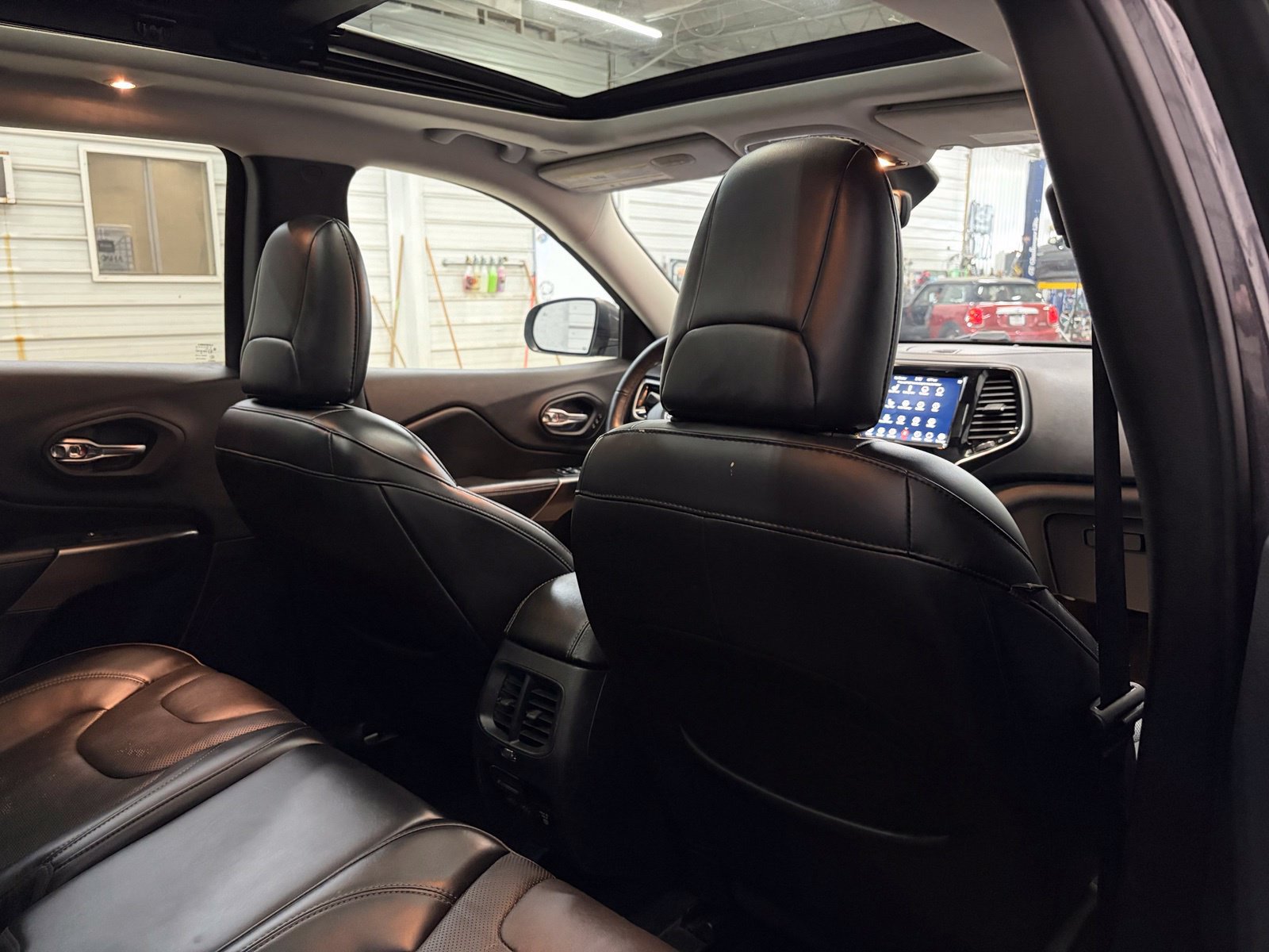 Used 2019 Jeep Cherokee Limited AWD/4WD image 31