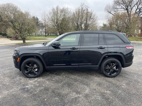 Used 2023 Jeep Grand Cherokee Limited w/ Black Appearance Package image 8