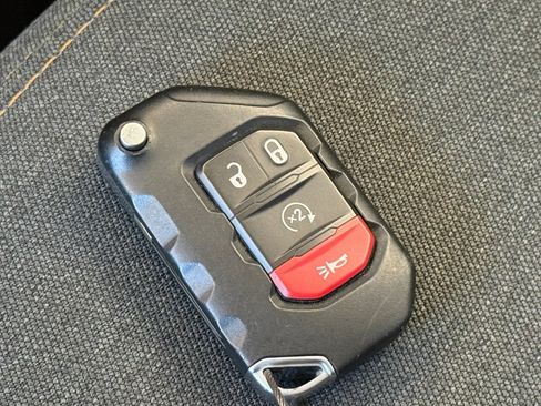 Used 2025 Jeep Wrangler Unlimited Sahara AWD/4WD image 22