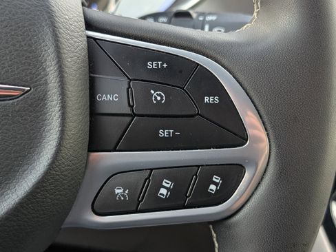 Used 2024 Chrysler Pacifica Touring-L FWD image 24