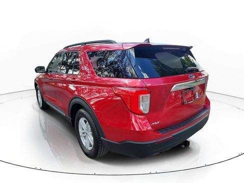 Used 2021 Ford Explorer XLT image 2