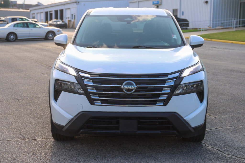 Used 2025 Nissan Rogue SV FWD image 2