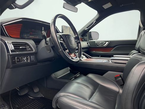 Used 2023 Lincoln Navigator 4WD image 2