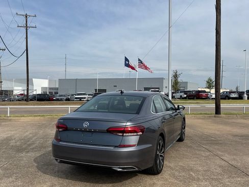 Used 2022 Volkswagen Passat 2.0T SE FWD image 18