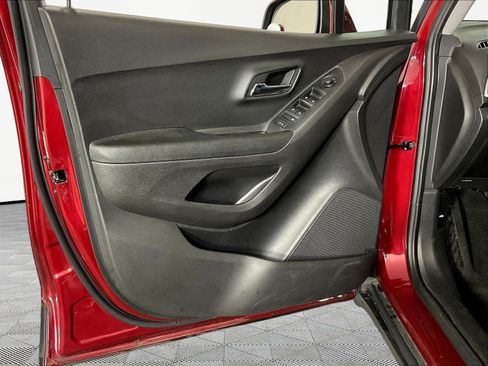 Used 2020 Chevrolet Trax LT w/ LT Convenience Package FWD image 20