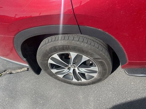 Used 2022 Toyota Highlander XLE image 12