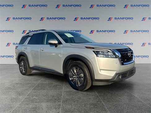 Used 2024 Nissan Pathfinder SV image 7