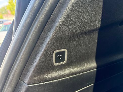 Used 2020 Chrysler Pacifica Touring w/ S Appearance Package FWD image 16