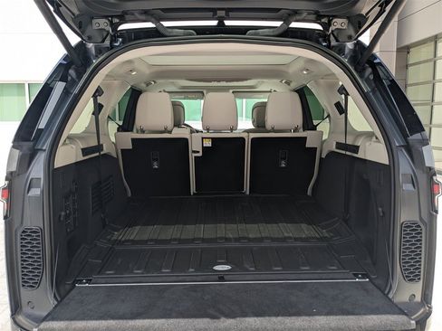 New 2025 Land Rover Discovery Dynamic SE image 12