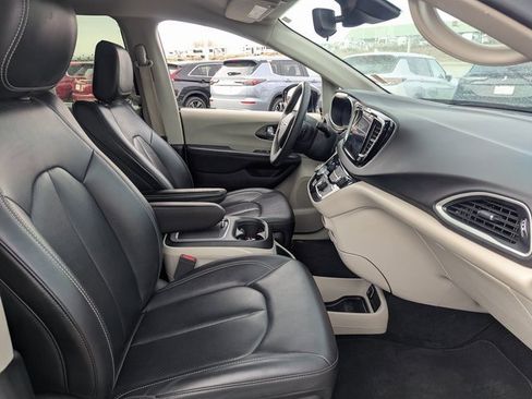 Used 2024 Chrysler Pacifica Touring-L image 34