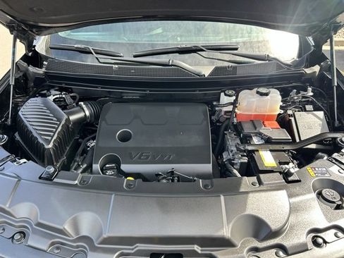 Used 2023 Chevrolet Traverse LT image 9