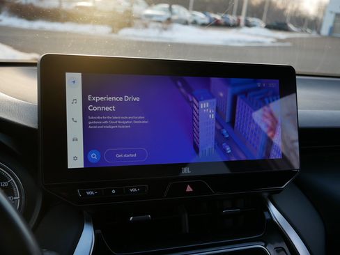 Used 2024 Toyota Venza XLE image 27