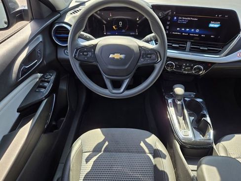 Used 2025 Chevrolet Trax LT image 12