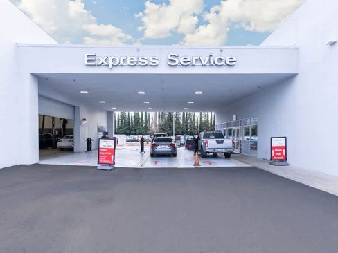 Used 2023 Nissan Versa SV image 33