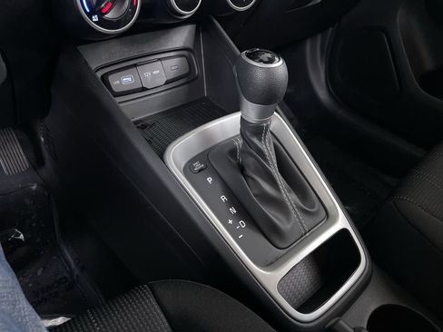 Used 2022 Hyundai Venue SE image 17