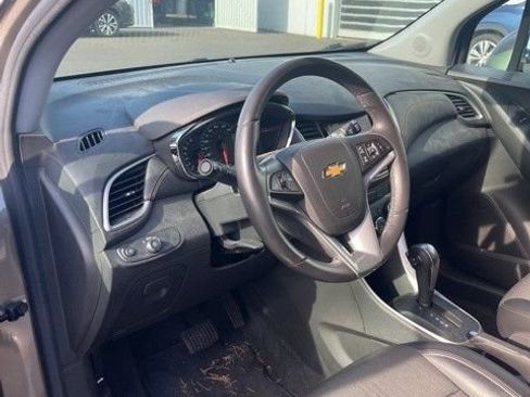 Used 2022 Chevrolet Trax LT w/ LT Convenience Package image 2