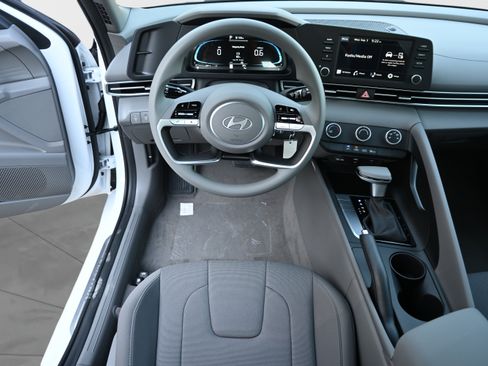 Certified 2025 Hyundai Elantra SE FWD image 12