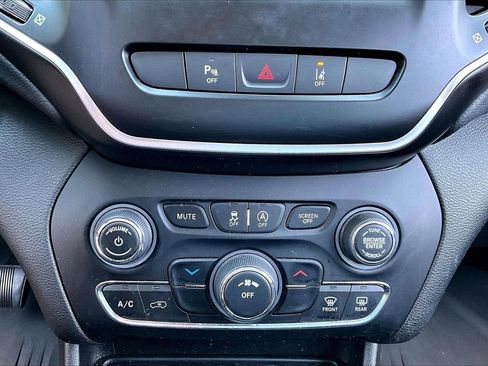 Certified 2021 Jeep Cherokee Latitude Lux w/ Mopar Interior Package AWD/4WD image 17