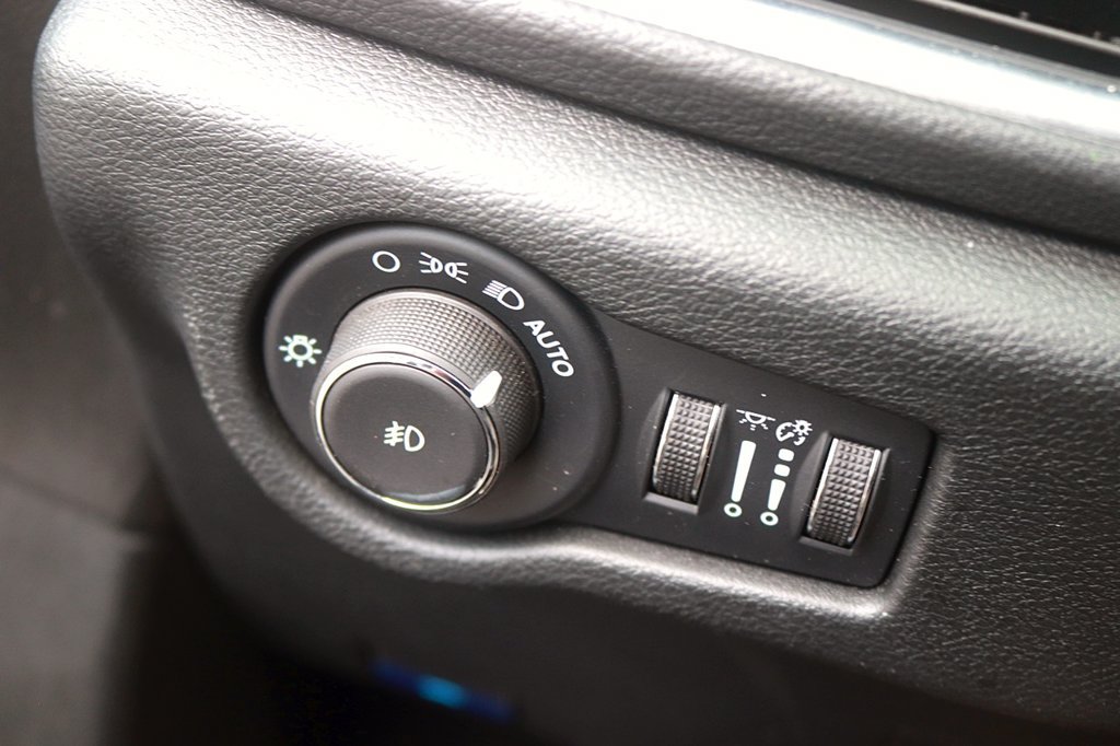 Used 2025 Chrysler Pacifica Limited FWD image 27