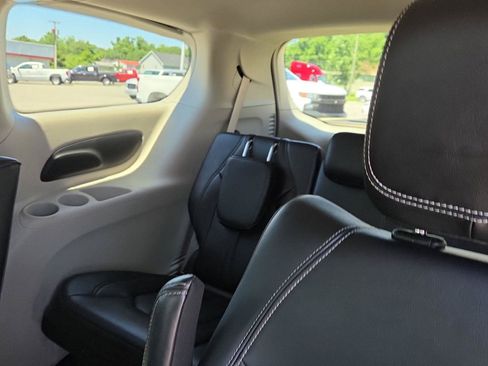 Used 2024 Chrysler Pacifica Limited FWD image 14